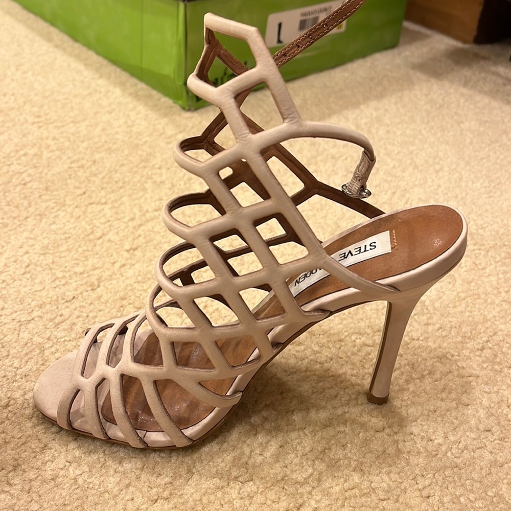 Steve Madden beige strappy dress shoe. Hugh heel. Ankle strap. Size 5.5